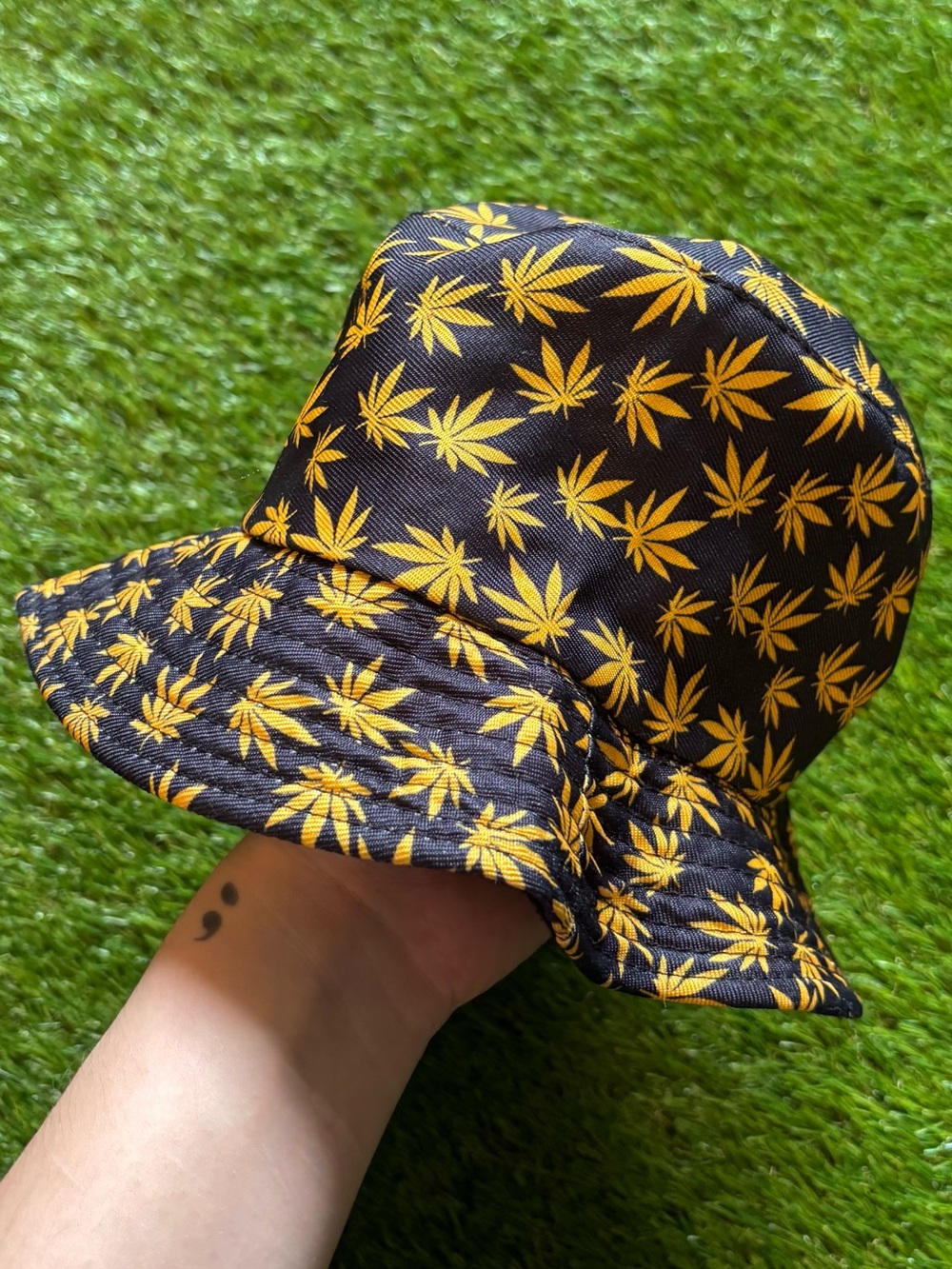 Black Yellow Leaf Print Bucket Hat